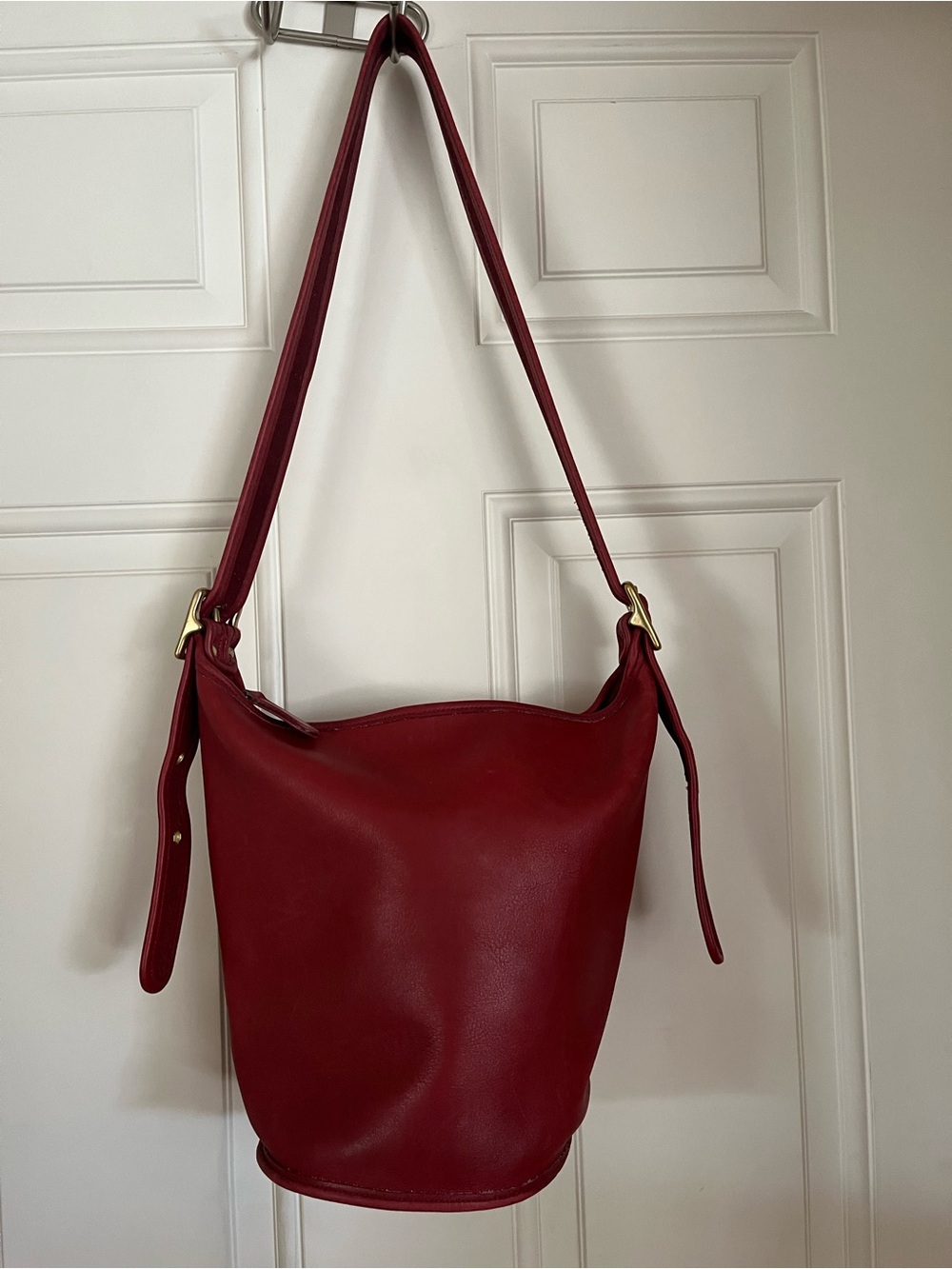 Elegant Red Leather Hobo Bag with Adjustable Shoulder Strap